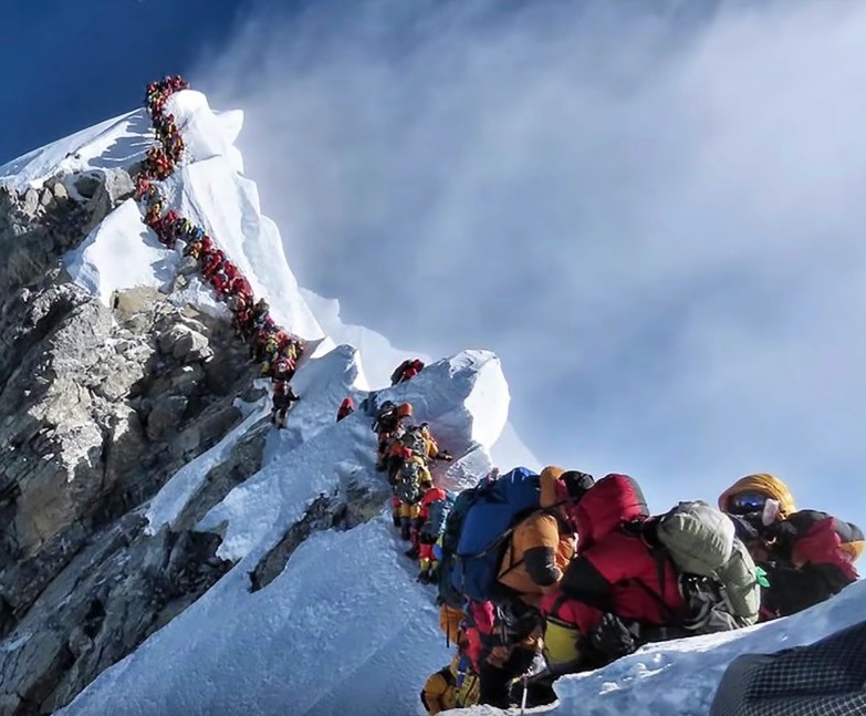 Na Mount Everest zrobił się korek. Jest śmiertelnie niebezpieczny