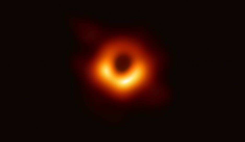 Portret potwora. Dlaczego tak bardzo fascynują nas czarne dziury?