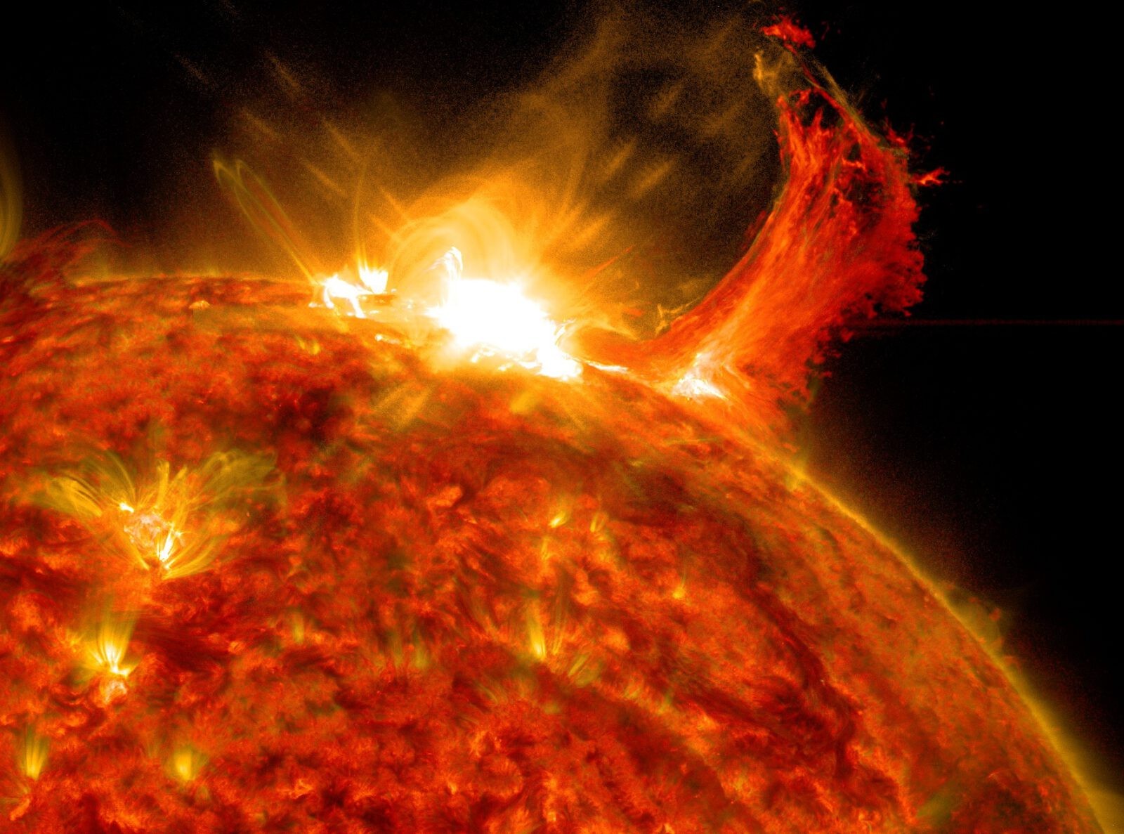 Słoneczny superrozbłysk zniszczy naszą elektronikę? Eksperci: możliwe jeszcze w tym wieku