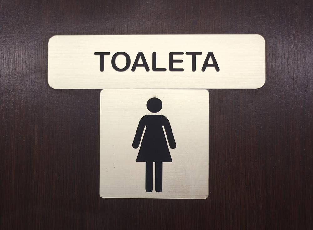 Kobiety potrzebują dwa razy więcej toalet niż mężczyźni. Eksperci: problem jest poważny