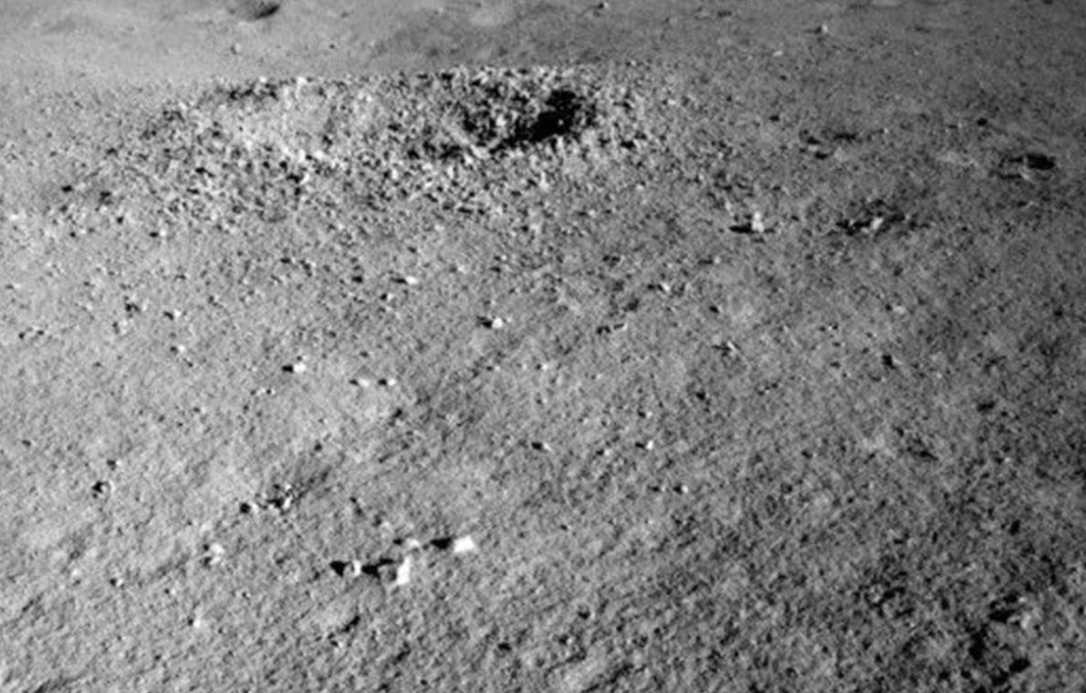 Nieznana substancja odkryta po ”ciemnej stronie Księżyca” wygląda jak kolorowy żel