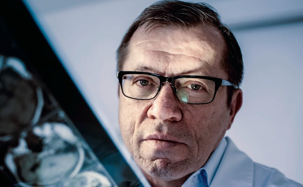 “My czasem wiemy, ile miesięcy życia pozostało pacjentowi”. Wywiad z neurochirurgiem o odwadze