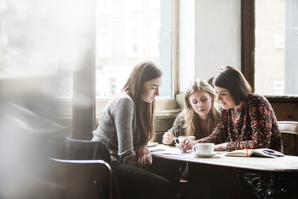 Przyjaźń w pracy. Na co uważać?