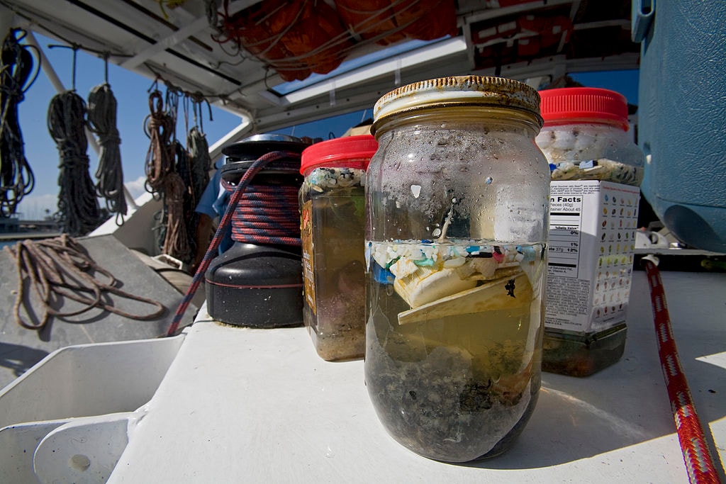 WHO: “Mikroplastik występuje wszędzie, także w wodzie pitnej”. Czy jest szkodliwy?
