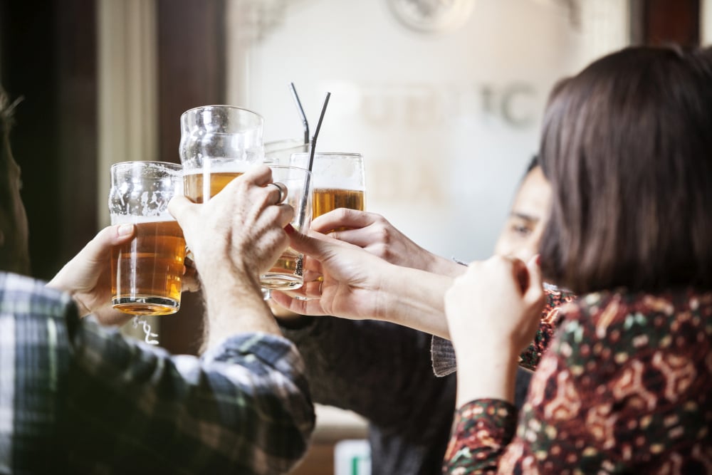 Zrelaksowani po winie, agresywni po wódce? Badanie potwierdza: różne rodzaje alkoholu to różne emocje