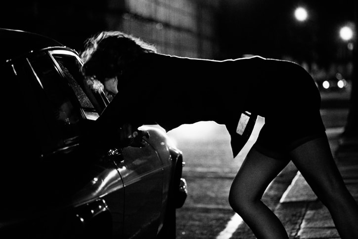 Bulgarian lover: uwodzi, następnie zmusza do prostytucji