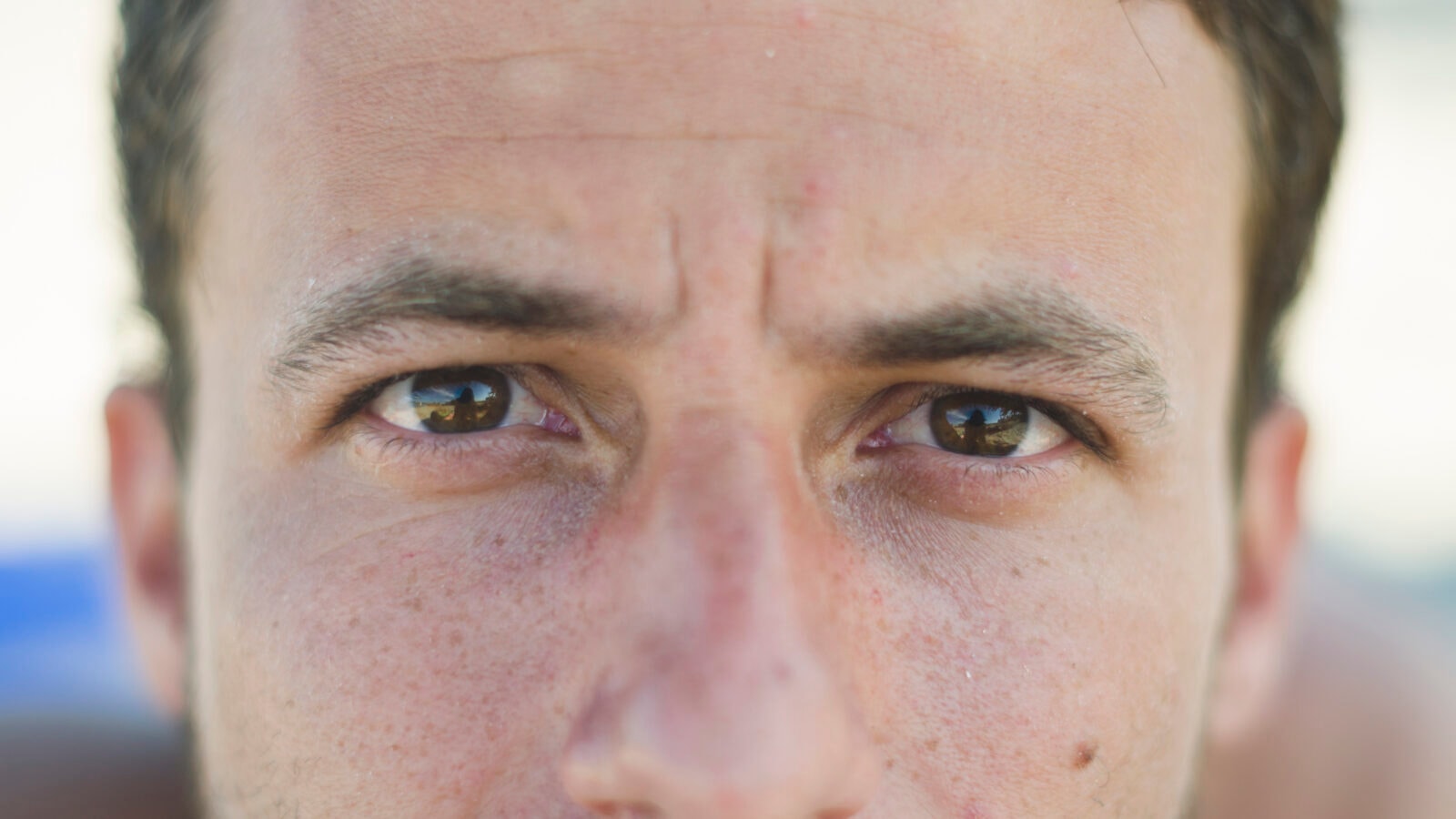 Spuszczasz oczy w czasie rozmowy? To nie wstyd. Twój mózg po prostu nie daje rady