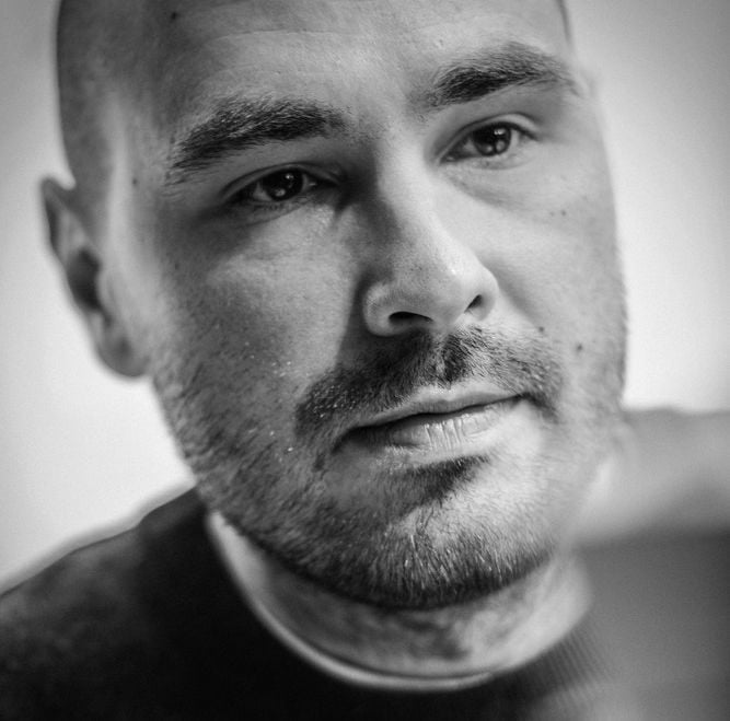 “Widziałem w życiu tylko jedną piękną rzecz”. Fragment powieści “Czarne słońce” Jakuba Żulczyka