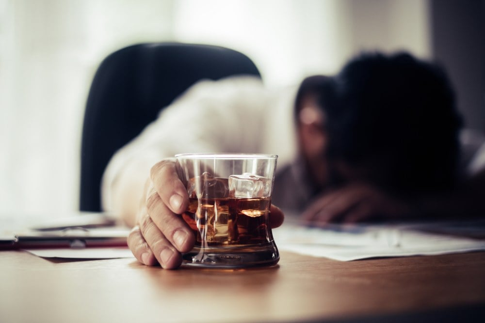 Pijesz alkohol jako nastolatek? Będziesz miał problemy w dorosłości