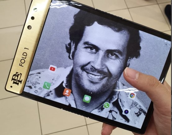 Składany smartfon od Escobara. Pierwszy model już na rynku