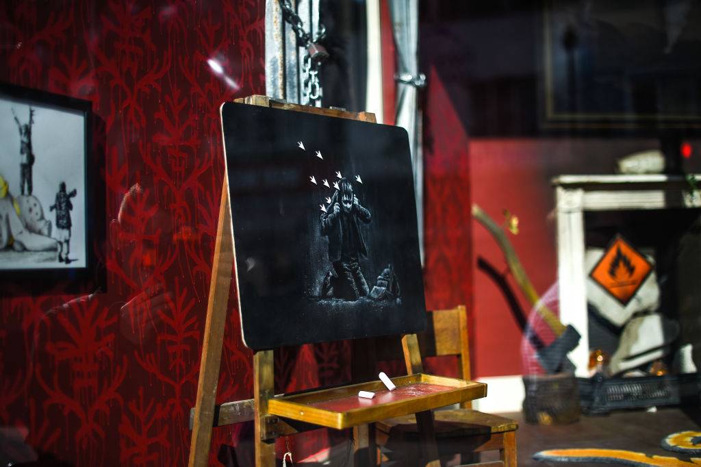 Banksy otworzył sklep w Londynie. Pełen “niepraktycznych i obraźliwych” przedmiotów?