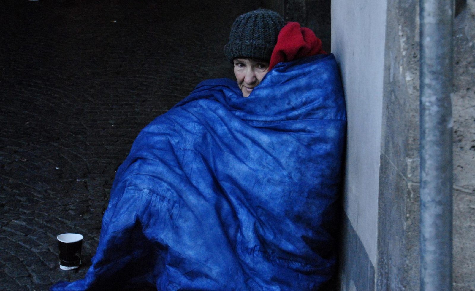 Polska firma stworzyła kurtko-śpiwory dla bezdomnych