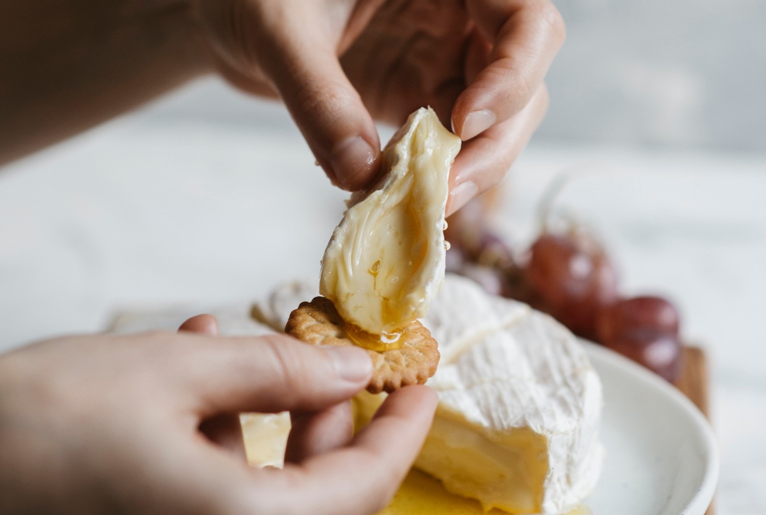 Kiedy jesz rękami, smakuje bardziej? Sprawdzono to na próbie z serem