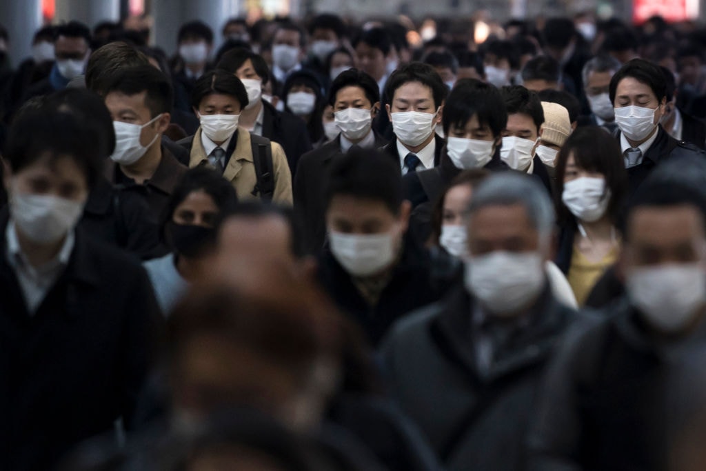 W Chinach są obowiązkowe, a WHO je odradza. Kto ma rację w sporze o maseczki ochronne?