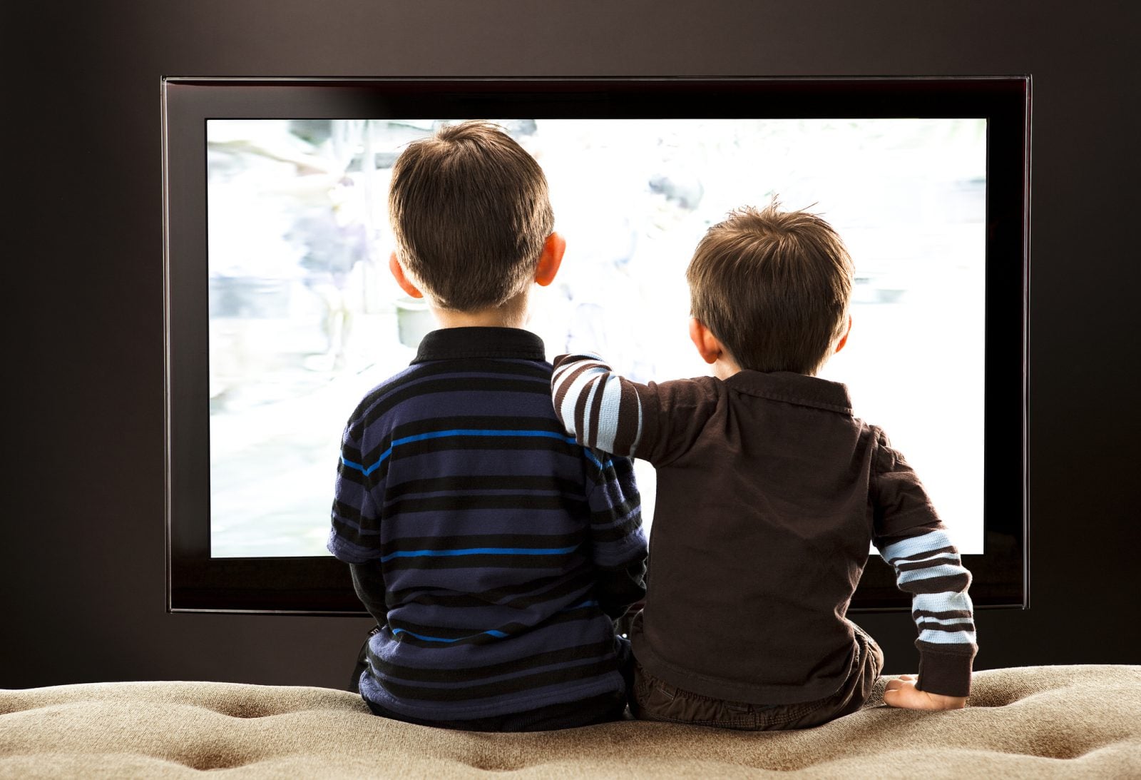“Nie siedź za blisko, bo zepsujesz oczy”. Ile jest prawdy w mitach o oglądaniu telewizji?