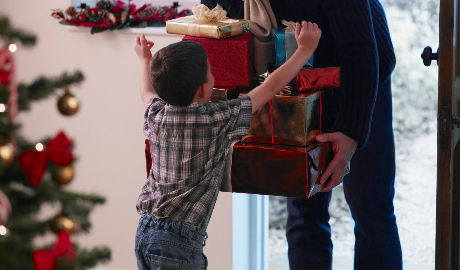 Jak dobrze wręczać prezenty? 5 zasad, które musisz znać
