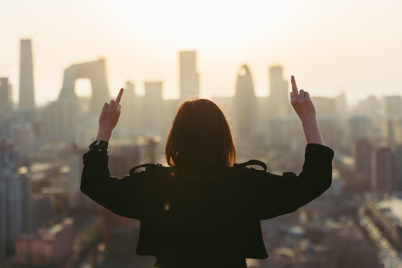 Środkowy palec czasem oznacza zwycięstwo. Znaczenie gestów w różnych stronach świata