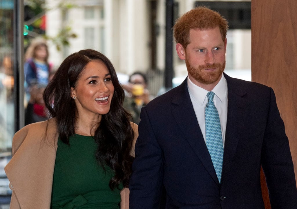 Harry i Meghan wycofują się z królewskiego dworu. Pałac zaskoczony
