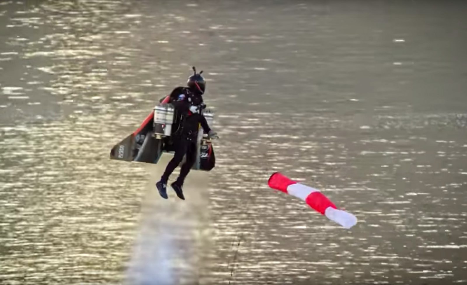 “Odrzutowe skrzydło” po 14 latach w końcu poleciało. Jetman Dubai wzniósł się na 1800 metrów