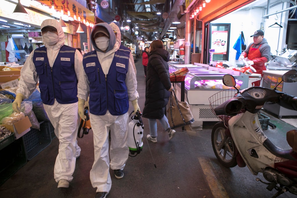 Epidemia koronawirusa osiąga szczyt. Eksperci: po 13 lutego sytuacja będzie się poprawiać