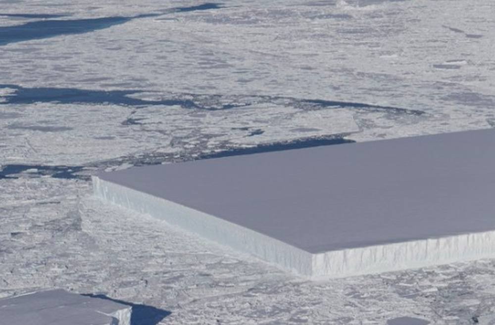 Ta góra lodowa ma kształt idealnego prostokąta. NASA wie dlaczego