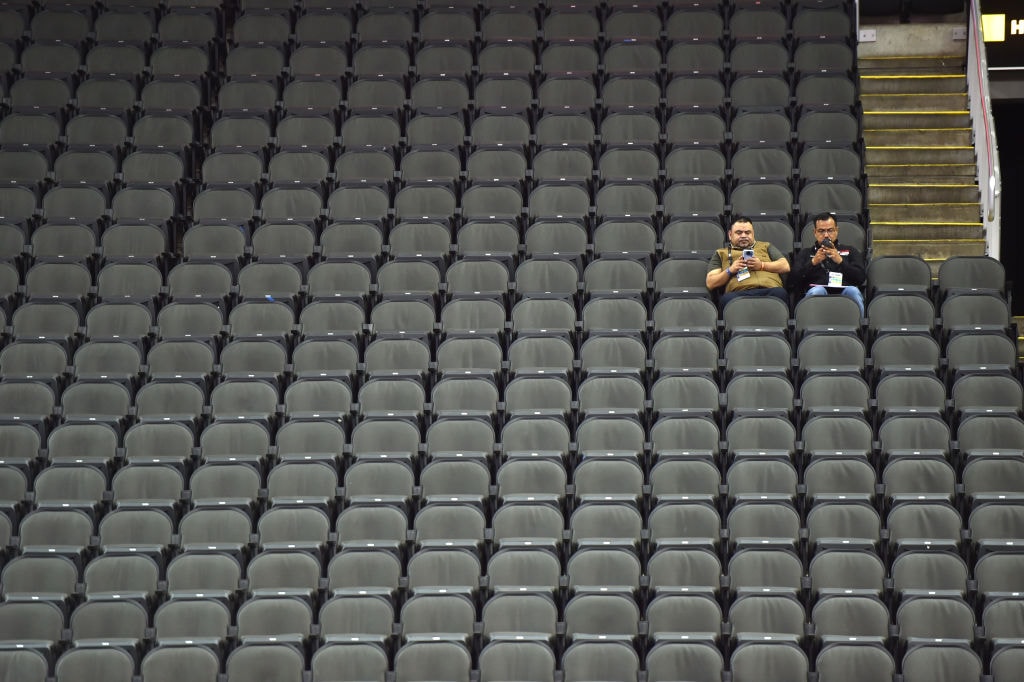 Koronawirus to “czarny łabędź” dla biznesu. Eksperci: Więcej ludzi zbankrutuje niż umrze