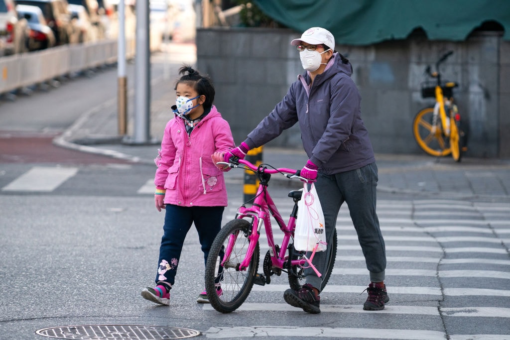 Koronawirus: Chiny ogłaszają sukces, ale bank centralny dezynfekuje pieniądze