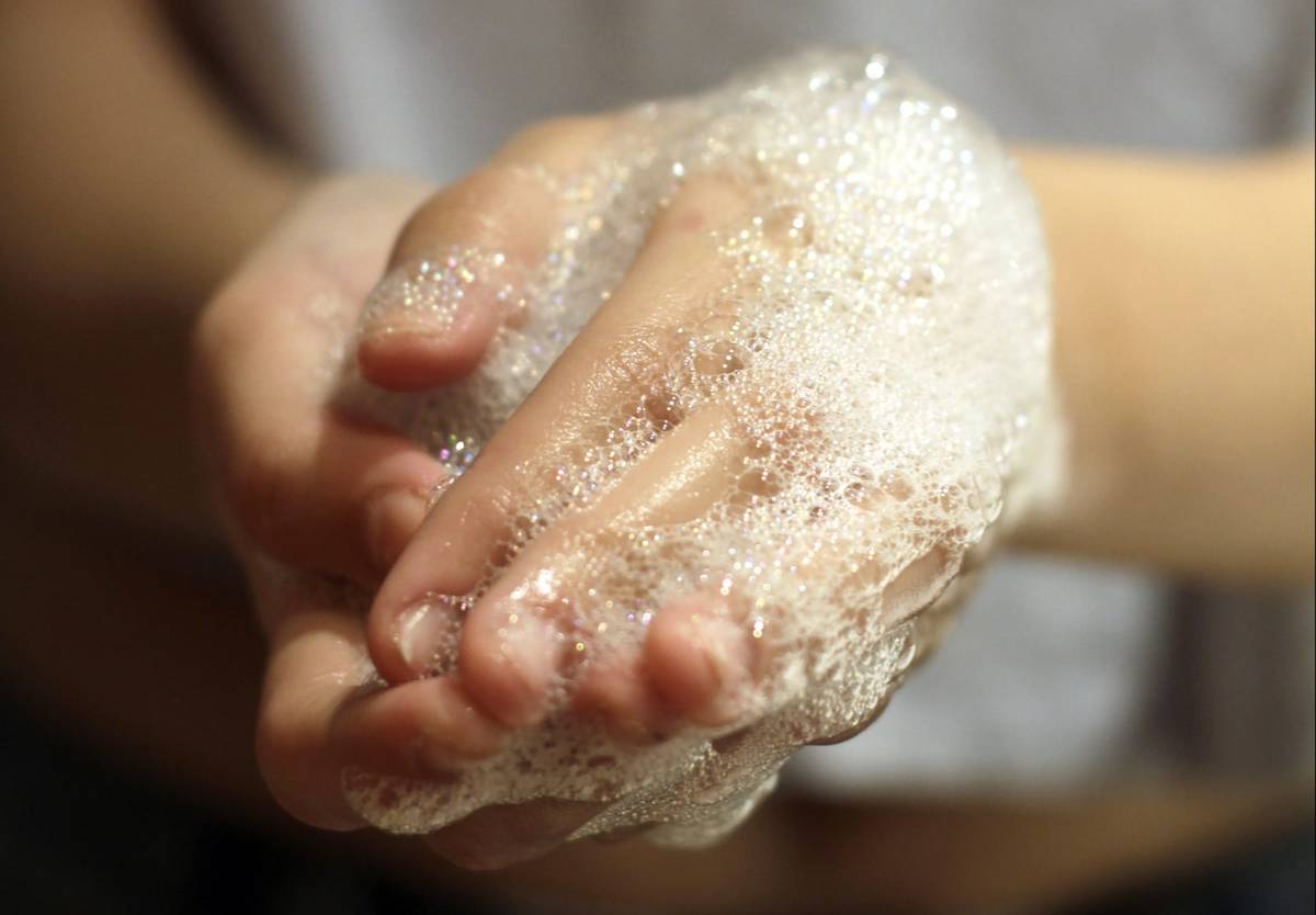 Dlaczego mydło i ciepła woda zabijają wirusy