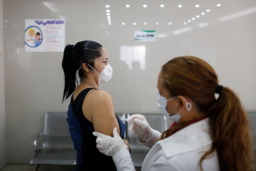 Pierwsza szczepionka przeciw SARS-CoV-2 testowana na ludziach