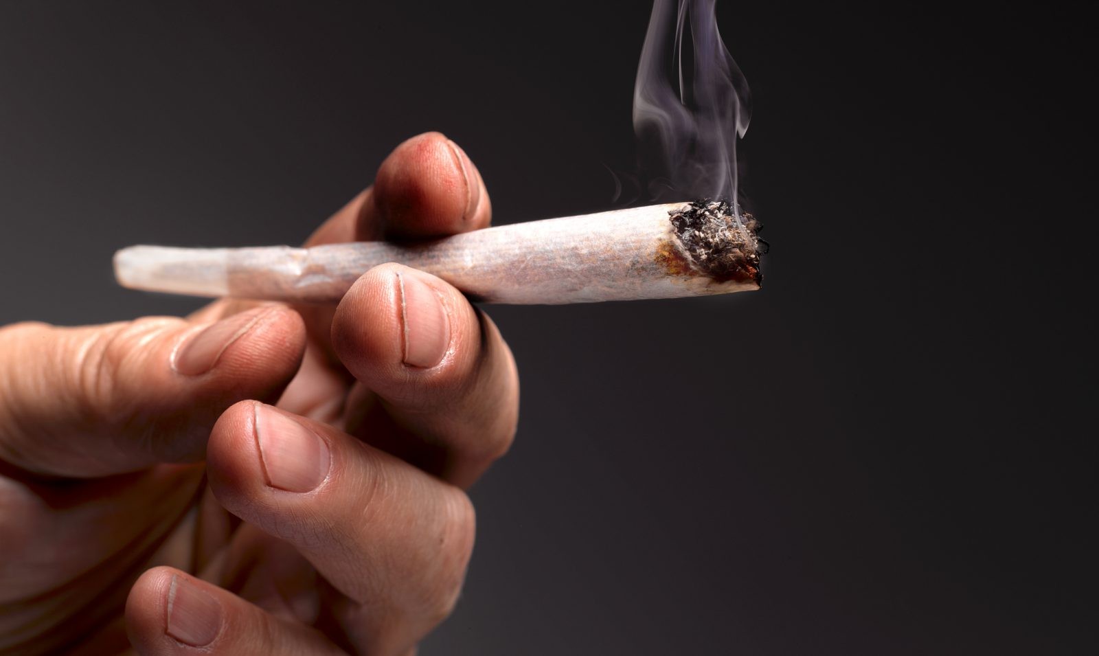 Nietypowy skutek uboczny palenia marihuany. 12-godzinna erekcja