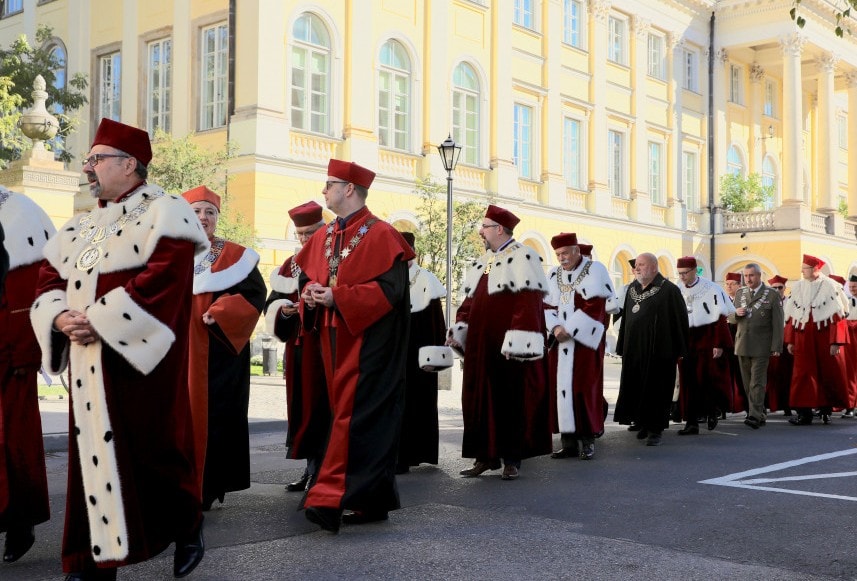 W Polsce uniwersytetami rządzą mężczyźni. Rektorka? 1 na 45 kadencji