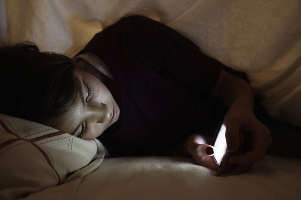Większość dzieci śpi z telefonem obok. Nowe badanie