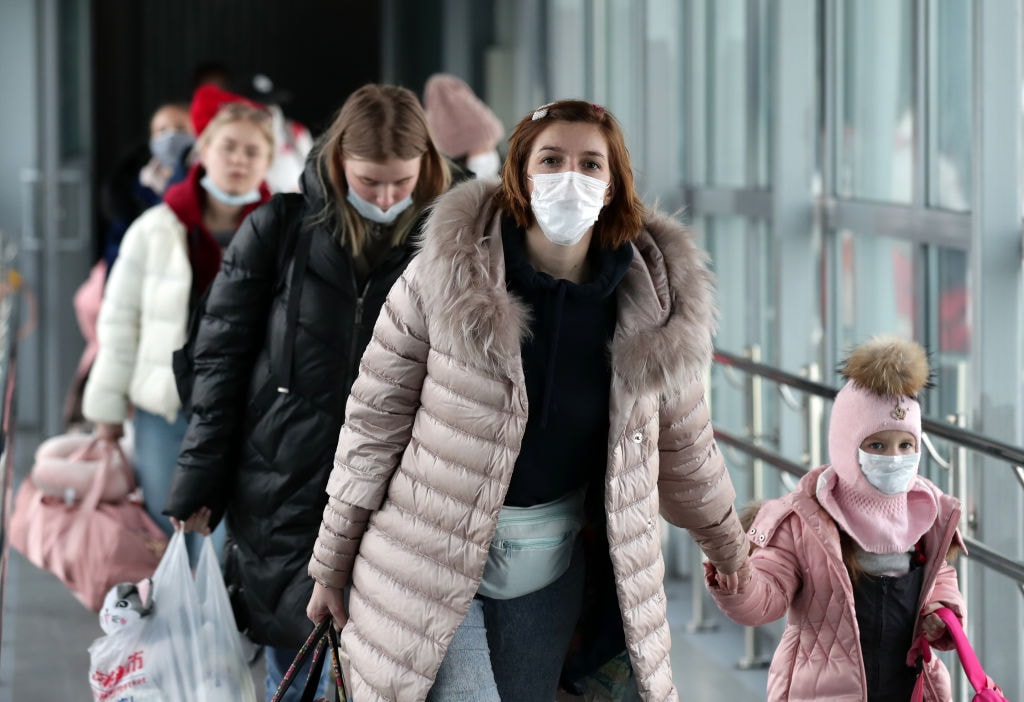 Wścieklizna, zanieczyszczone jedzenie i 11 mln chorych. Fakenewsy o koronawirusie