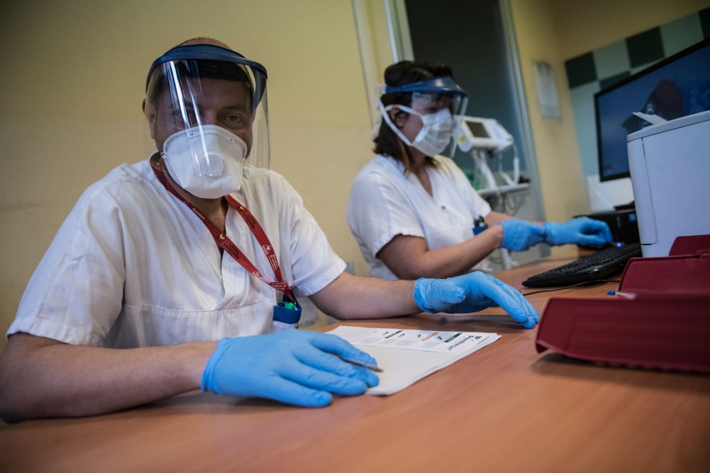 Kwarantanna dla wracających z Włoch, przymusowa praca zdalna. Polska przygotowuje się na koronawirusa