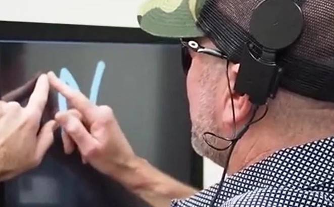 Implant w mózgu pozwala niewidomym “zobaczyć” litery bez udziału oczu