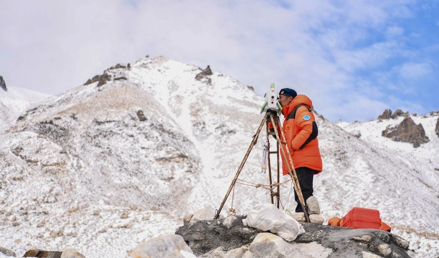 Chińczycy jako jedyni zdobyli Mount Everest w czasie pandemii. Chcą go zmierzyć