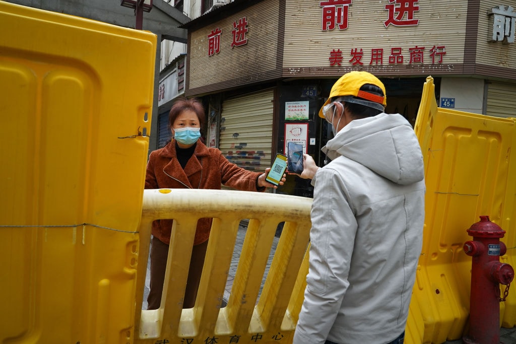 Chiny: każdy obywatel ma elektroniczny kod zdrowia. Walka z epidemią kosztem prywatności?