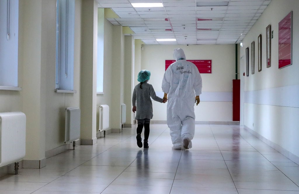 COVID-19 może dawać nietypowe objawy u dzieci. Pediatrzy w Wielkiej Brytanii ostrzegają