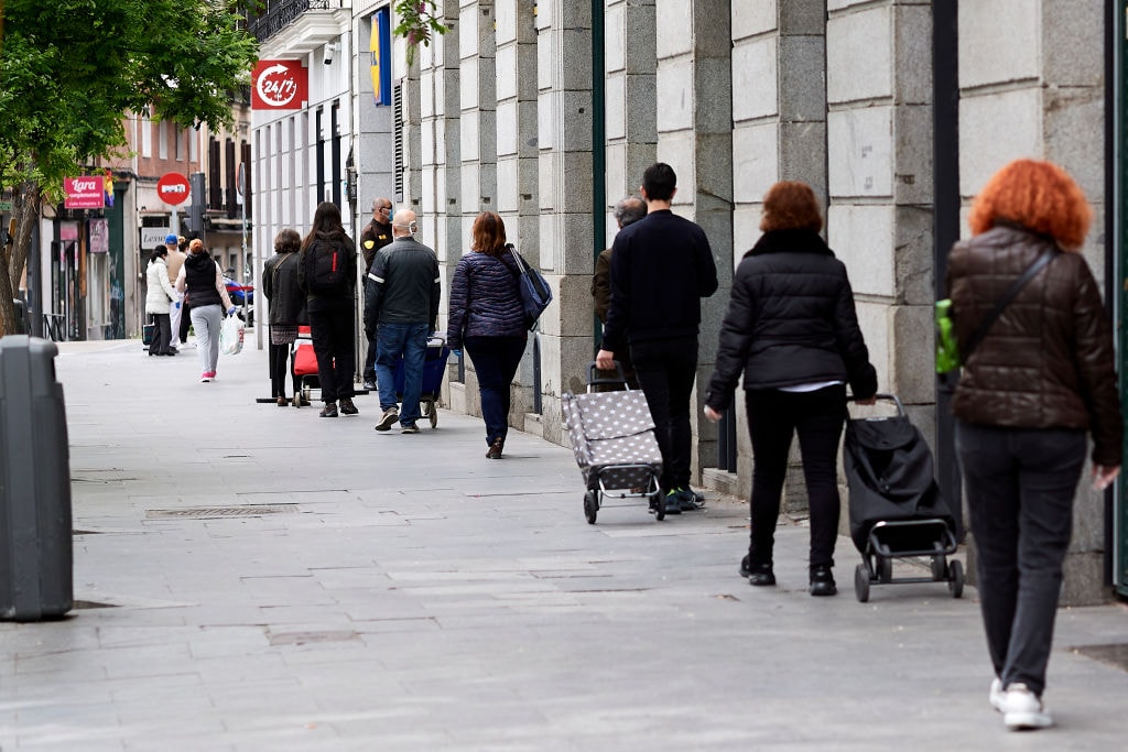 Dystans społeczny nie skończy się w tym roku. Naukowcy z Harvardu: będzie sezonowy