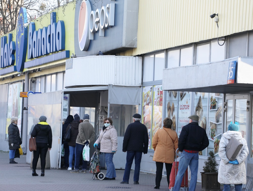 Koronawirus przenosi się na odległość nawet 8 metrów. WHO: Milion zarażonych na świecie kwestią dni