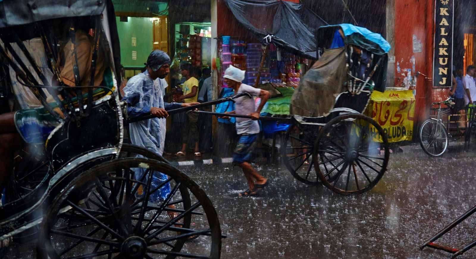 Aparat Zenit za setki bawełnianych koszulek “made in India”. PRL-owskie marzenia o fortunie