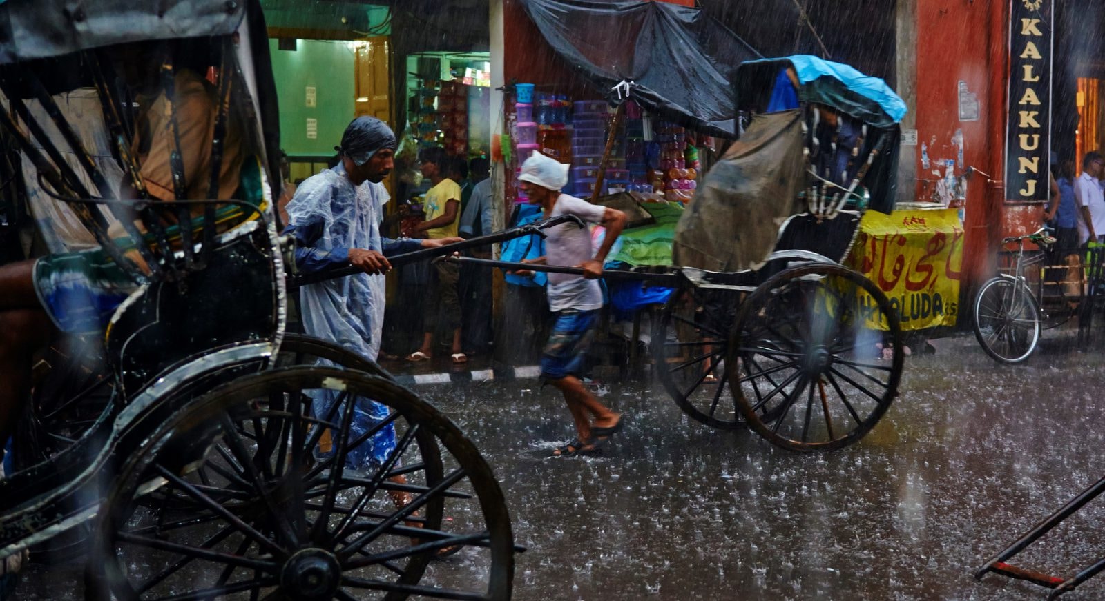 Aparat Zenit za setki bawełnianych koszulek “made in India”. PRL-owskie marzenia o fortunie