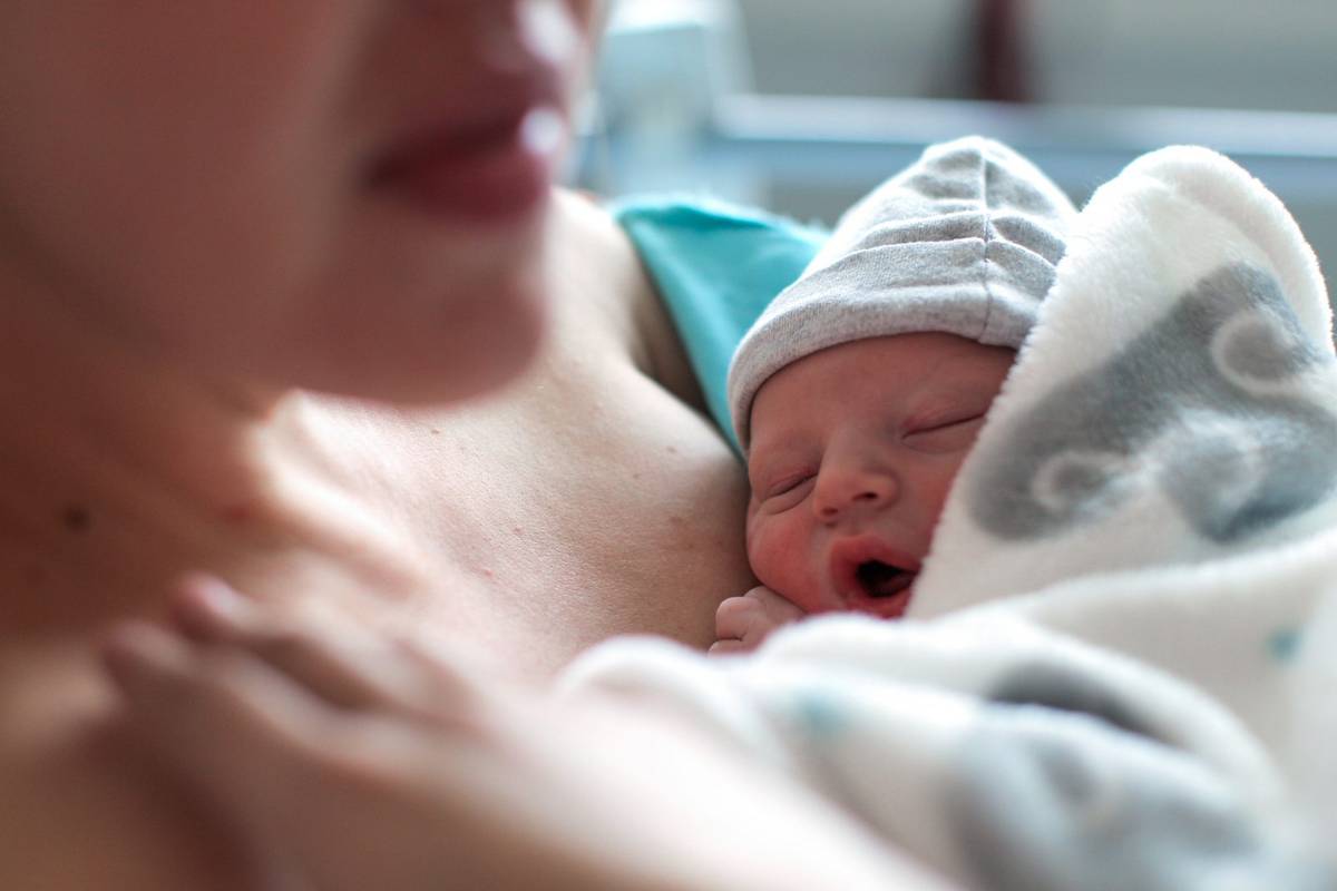 Będzie baby boom z powodu kwarantanny? Naukowcy nie są chętni do żartów z ciąży w pandemii