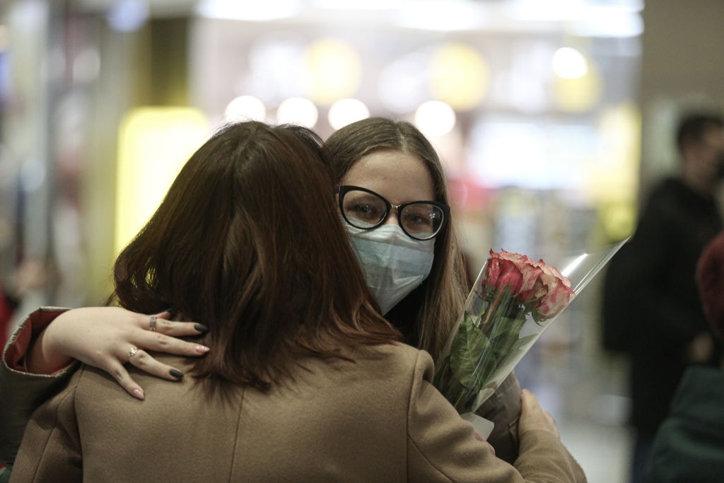 Okulary lepiej chronią przed koronawirusem, ale i ciągle parują. Jak temu zapobiec?