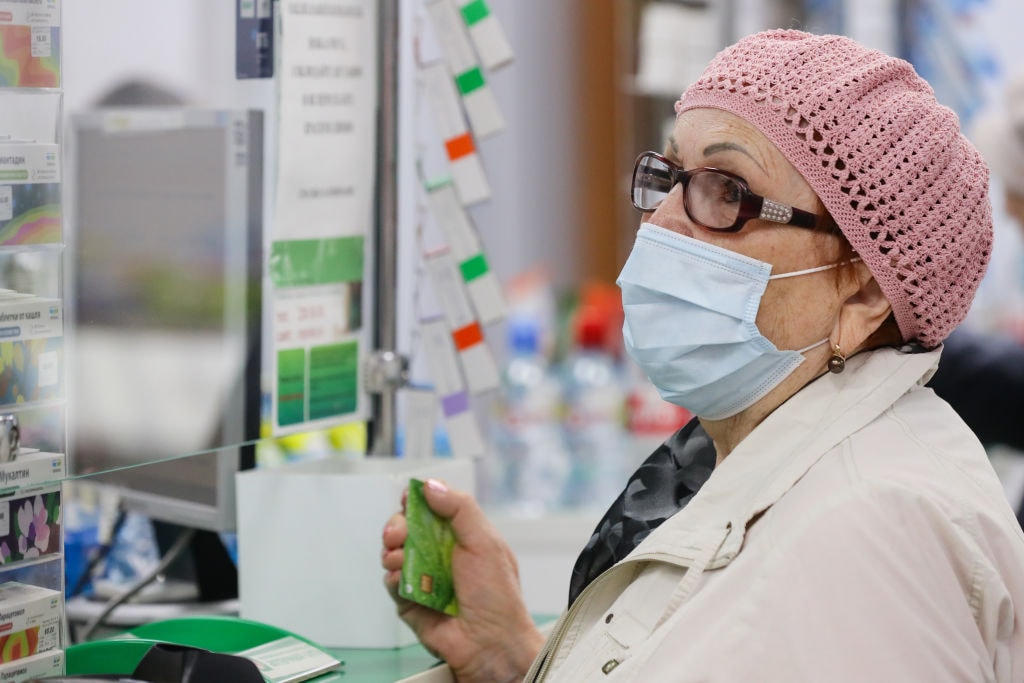 Syropy na kaszel mogą być szkodliwy przy COVID-19. Lepiej ich unikaj