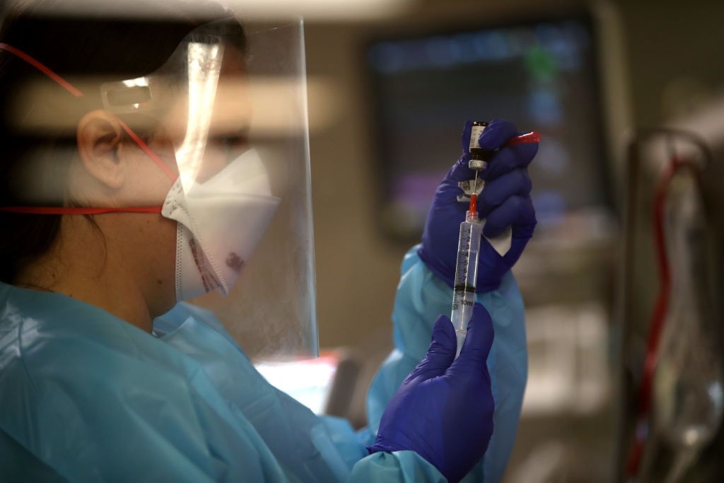 Koronawirus: UK zezwala na stosowanie remdesiviru. Najpierw trafi do rokujących pacjentów