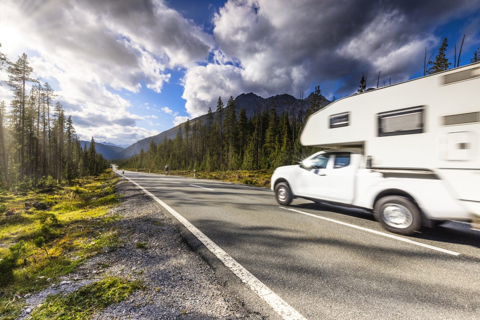 Wakacje na czterech kołach. Jak wybrać samochód kempingowy i jakie warunki musi spełniać?
