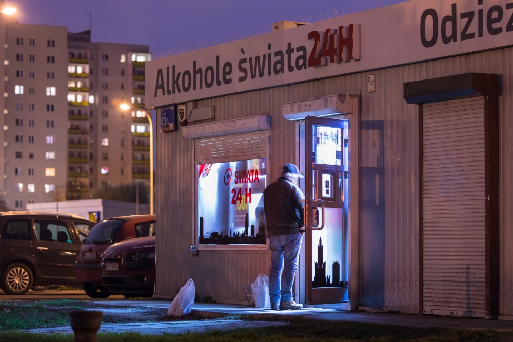 Przetrwaliśmy pandemię na trzeźwo albo pijąc lepsze procenty. Spada sprzedaż alkoholu