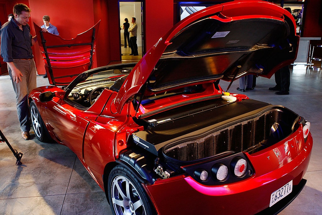 Wprowadził samochody elektryczne na salony. Wszystko co musisz wiedzieć o Tesli