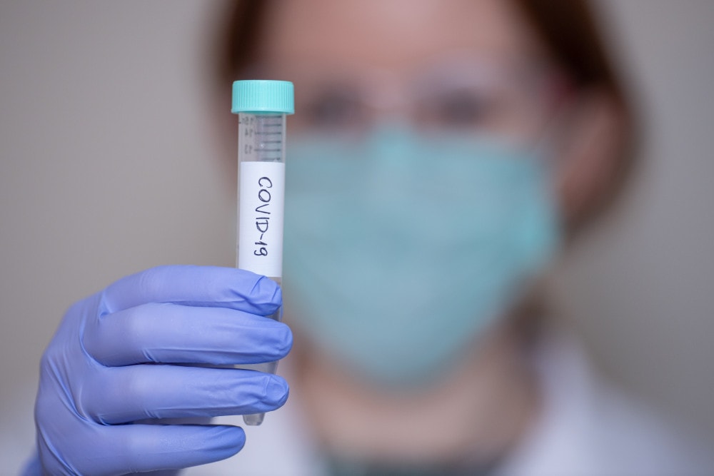 Testy na koronawirusa. W Polsce bada się tylko osoby z objawami – słusznie?